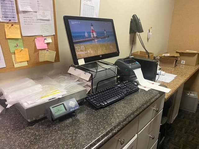 HP Desktop Computer Monitor with Keyboard